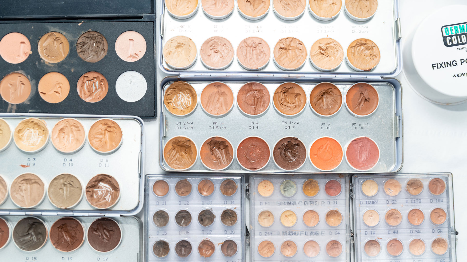 Cynhyrchion cuddliw croen wedi'u gosod ar fwrdd