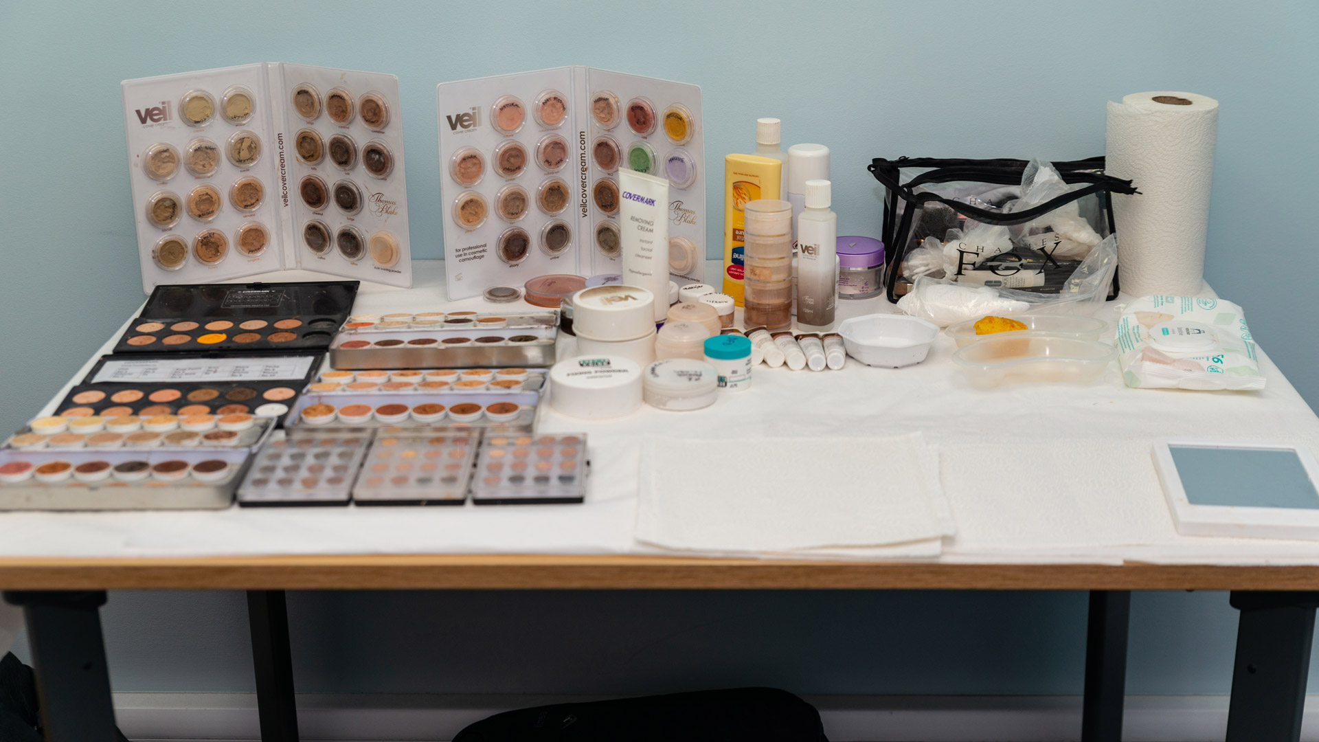 Cynhyrchion cuddliwio croen wedi'u gosod ar fwrdd.