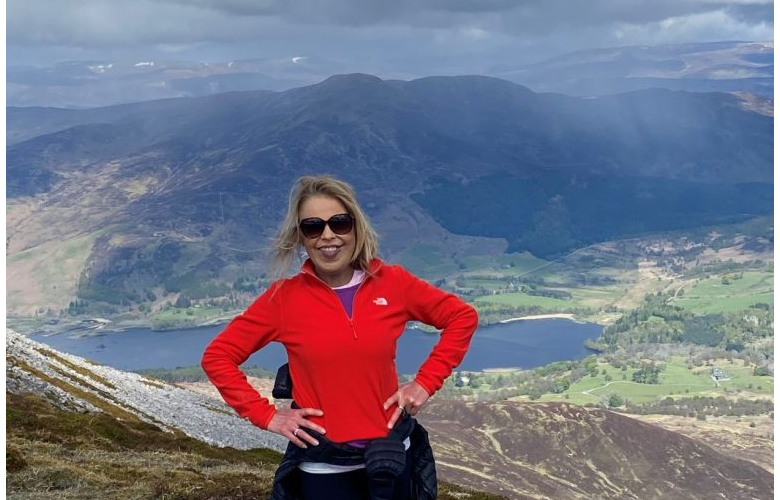 Felicity mewn ystafell apwyntiad Gwasanaeth Cuddliwio Croen