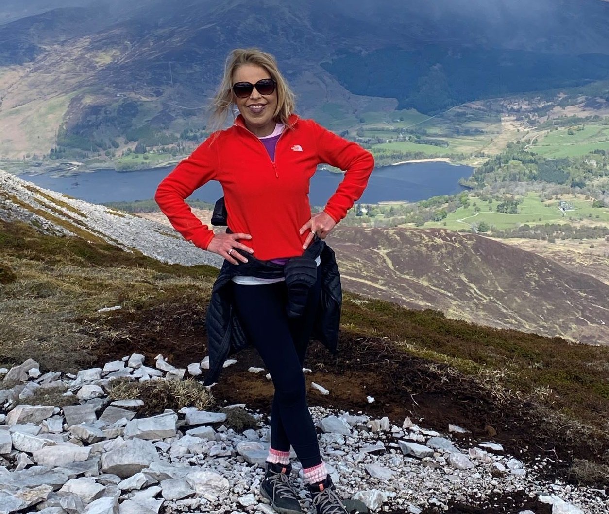 Safodd Felicity uwchben cwm mewn top coch