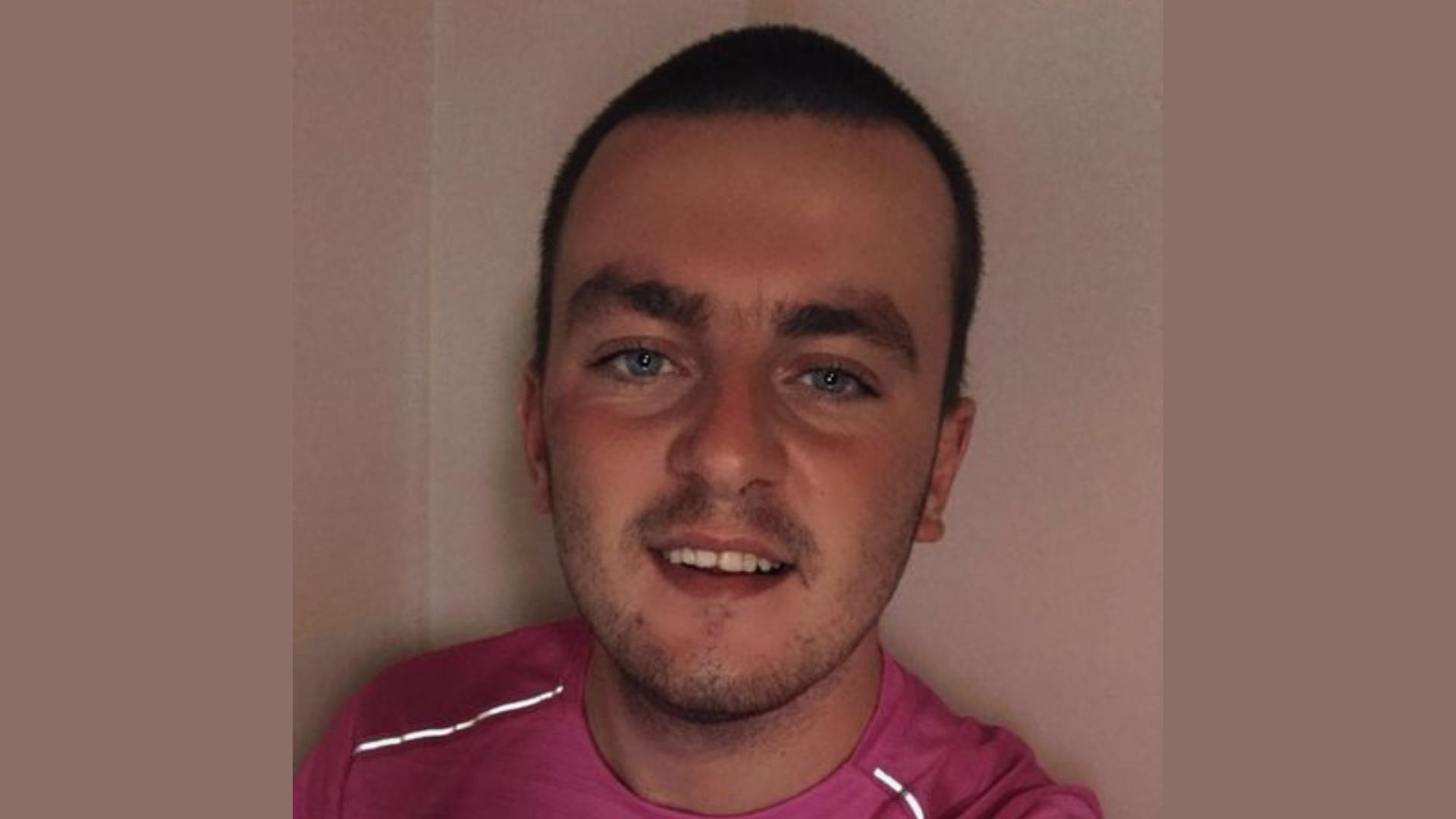 Mae Joe yn ddyn gwyn yn ei ugeiniau, a chanddo wallt