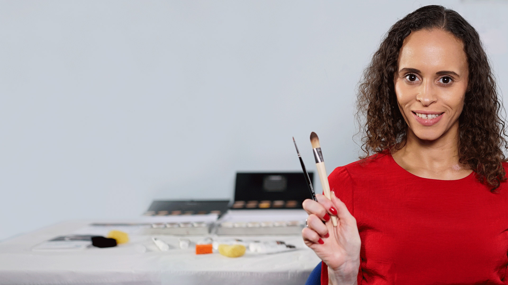 Natalie gyda cholur cuddliwio croen, yn edrych at y camera